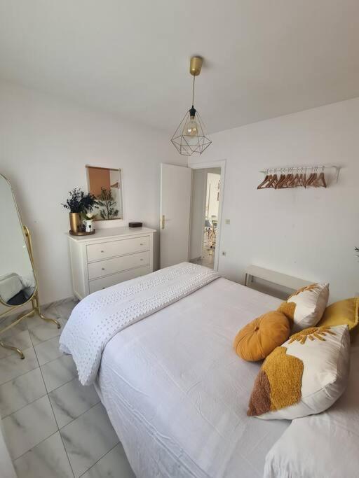 Nice Beachside 2-Bd Apt Near Barcelona Cunit Exterior photo