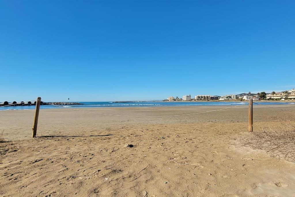 Nice Beachside 2-Bd Apt Near Barcelona Cunit Exterior photo